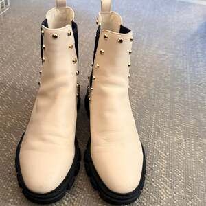 MICHAEL Michael Kors Ridley Studded Light Cream Leather Chelsea Boots